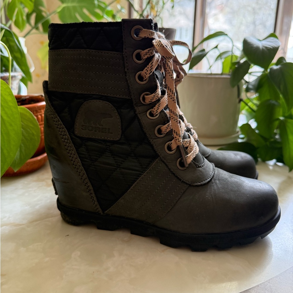 Sorel Women's Black and Gray Boots